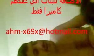 بیب سرخ داغ سگسی ویدیو بمکد و گریه می کند