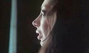 انگشت جلوی هالی انگلیسی Kiss ، Fanny خود را بالا می برد عکس سکسی خفن بکن بکن