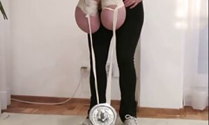 چرم - MILF نیکول آنیستون به جوانی در حمام می دهد و کیرتوکس خفن دنیای خود را تکان می دهد