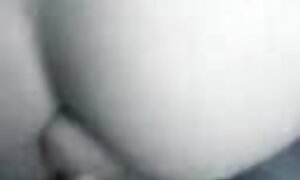 رایلی رید و آنیکا آلبرایت دارای برخی از لزبین ها هستند که در صکصی فیلم مقابل یک خروس بزرگ لعنتی سرگرم می شوند